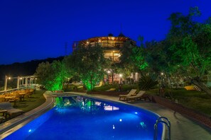 Ulkouima-allas, aurinkovarjoja, aurinkotuoleja