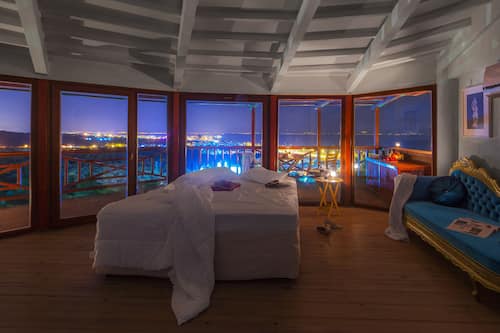 Habitación Deluxe, 1 cama de matrimonio grande, vistas al mar | Ropa de cama de alta calidad, minibar, caja fuerte y escritorio