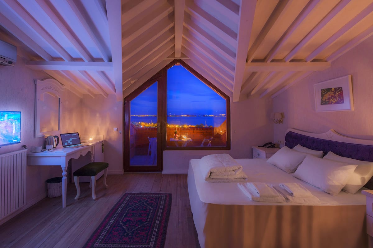 deluxe double room, sea view, sea facing | premium bedding, minibar, in-room safe, desk