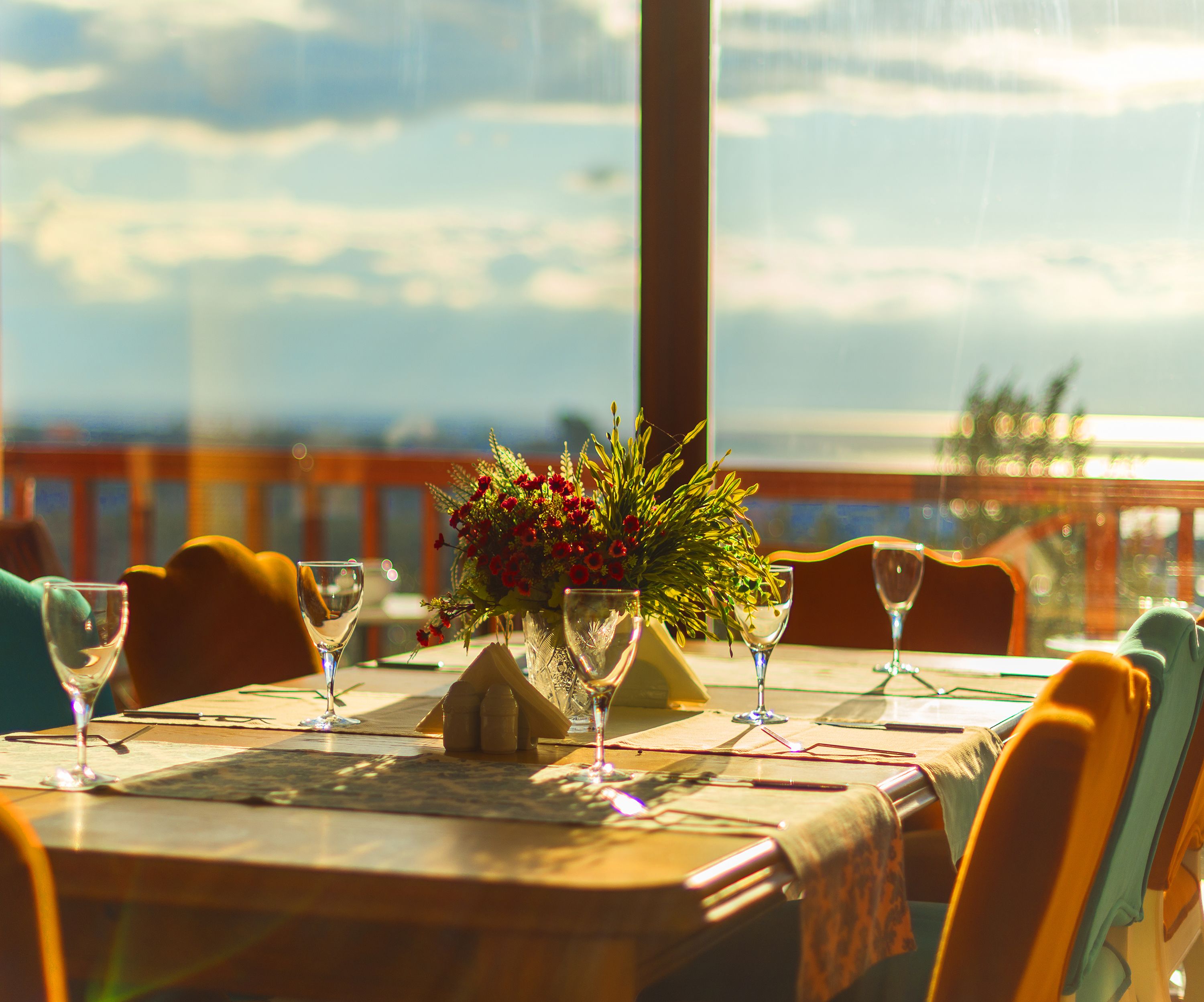 breakfast, lunch, dinner served; international cuisine