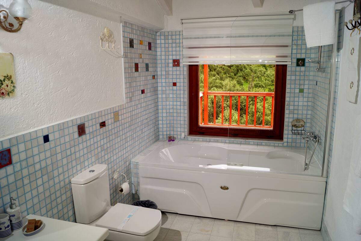 deluxe room, 1 king bed, sea view | bathroom | free toiletries, hair dryer, bathrobes, slippers