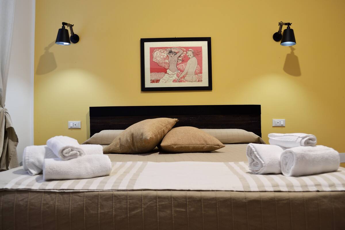 Bộ đồ giường cao cấp, minibar với thức ăn, đồ uống miễn phí 