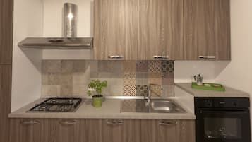 Apartamento design | Cozinha privada | Frigobar, lava-louças, cafeteira/chaleira, chaleira elétrica