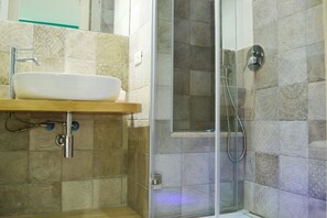 Double or Twin Room | Bathroom | Shower, rainfall showerhead, free toiletries, hair dryer - Piazza Marina (Palermo)