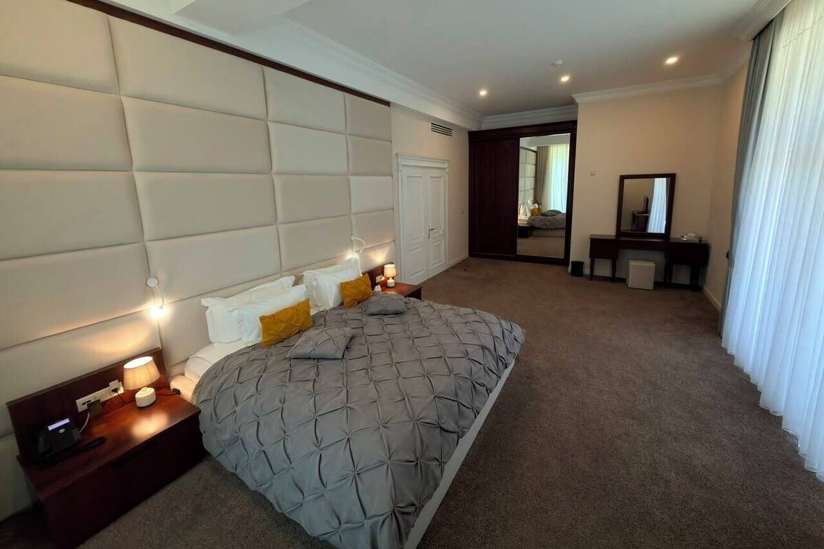 Luxury-Suite, Balkon, Bergblick | Minibar, Zimmersafe, Schreibtisch, Bügeleisen/Bügelbrett