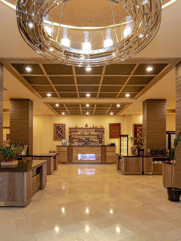 3 restaurants, breakfast, lunch, dinner served; international cuisine