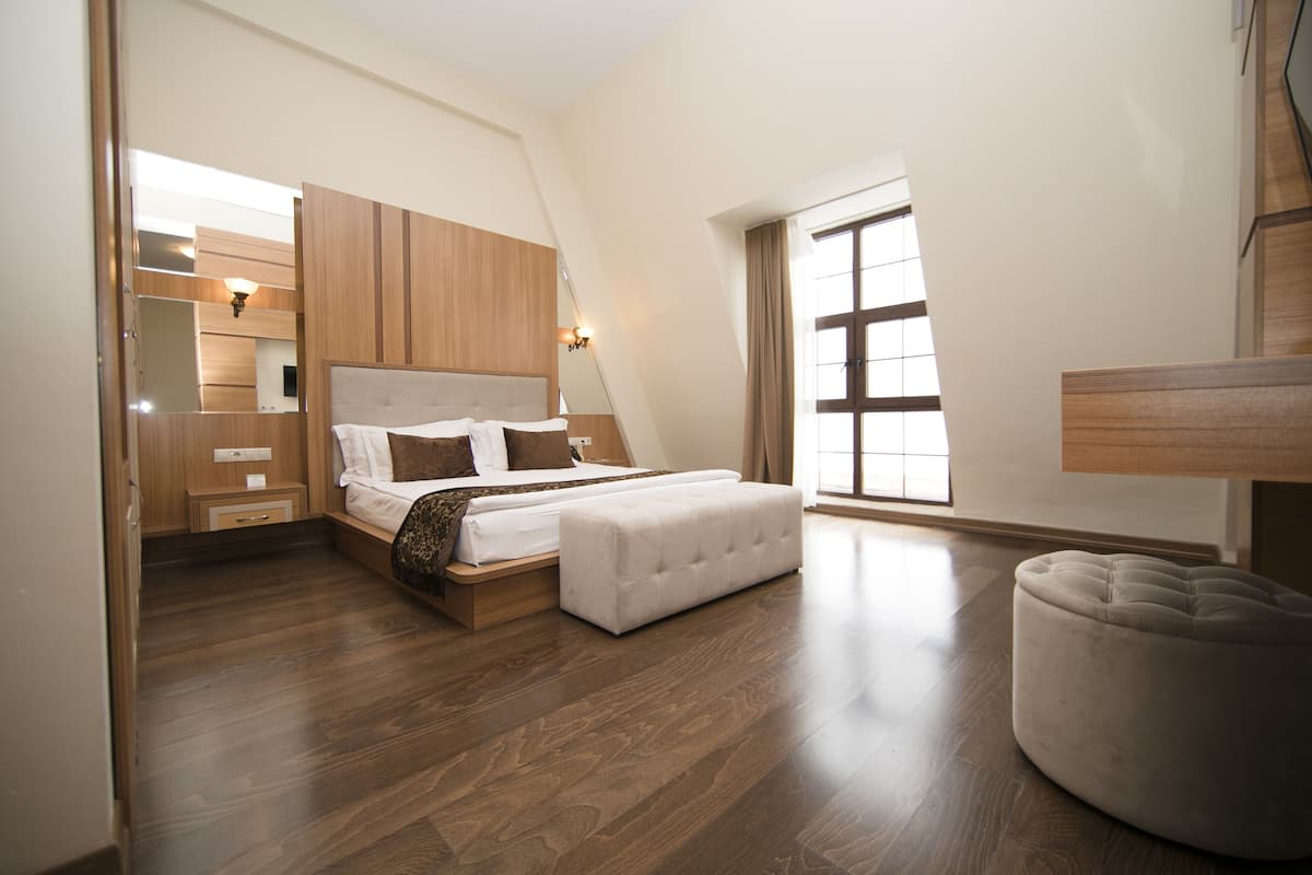 Deluxe Suite, Balcony | 1 bedroom, minibar, in-room safe, desk