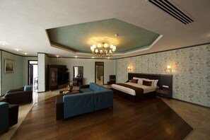 Minibar, safe på rommet, skrivebord og strykejern/-brett