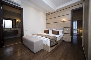 Villa, 3 soverom, terrasse | Minibar, safe på rommet, skrivebord og strykejern/-brett