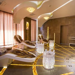 Couples treatment room(s), sauna, hot tub, steam room