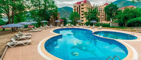 Una piscina techada, 2 piscinas al aire libre, sombrillas