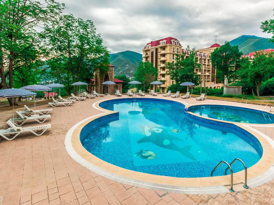 Una piscina cubierta, 2 piscinas al aire libre, sombrillas, tumbonas