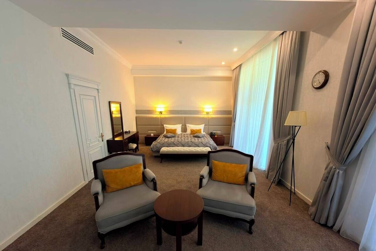 Junior-Suite, Balkon, Bergblick | Minibar, Zimmersafe, Schreibtisch, Bügeleisen/Bügelbrett