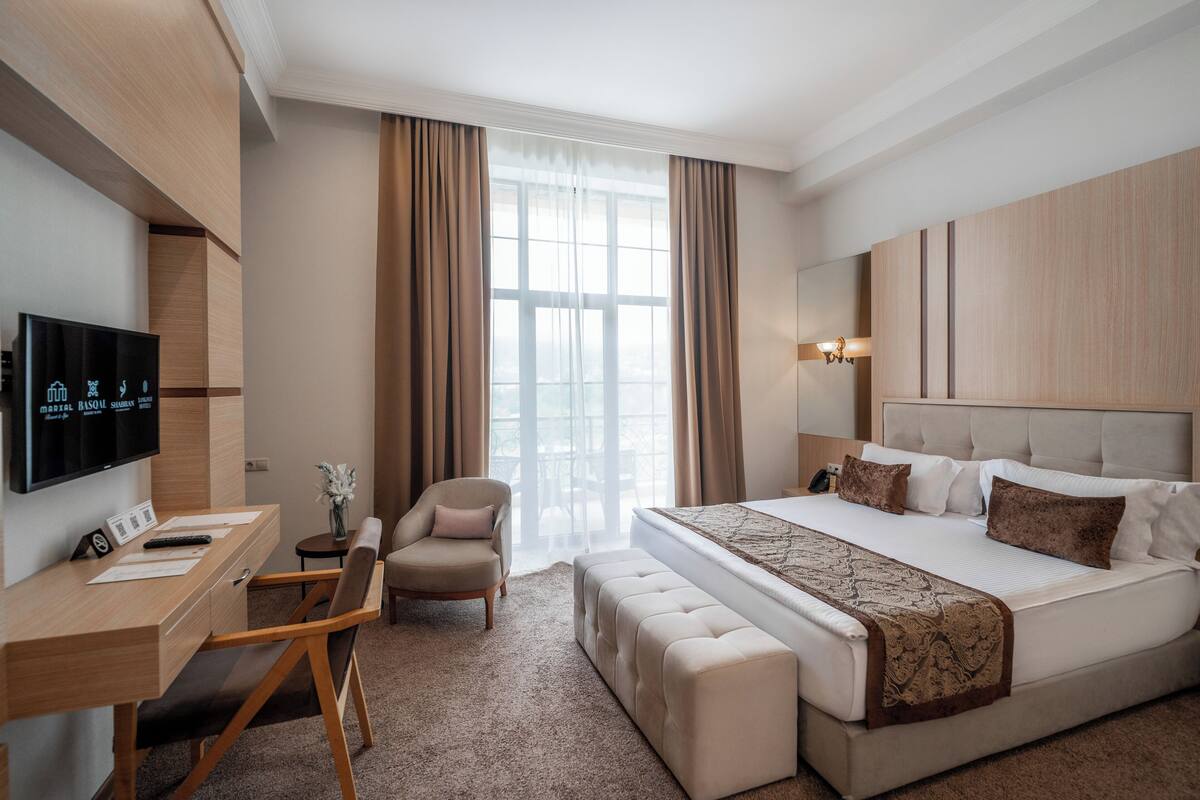Deluxe-Suite, Balkon | Minibar, Zimmersafe, Schreibtisch, Bügeleisen/Bügelbrett