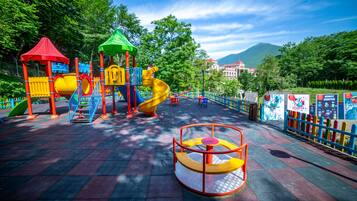 Área de juegos infantiles al aire libre