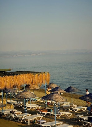 Privatstrand, Liegestühle, Sonnenschirme