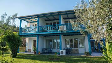 Standard Triple Room, 1 Bedroom | Minibar, in-room safe, cribs (free), WiFi (free)