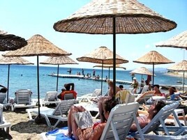 Privat strand, solstolar och parasoller