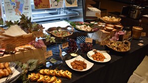 A buffet with various dishes and a map of Japan. - Hotel Etwas Tenjin (Fukuoka)