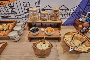 Se ofrece un desayuno bufé (14 EUR por persona)