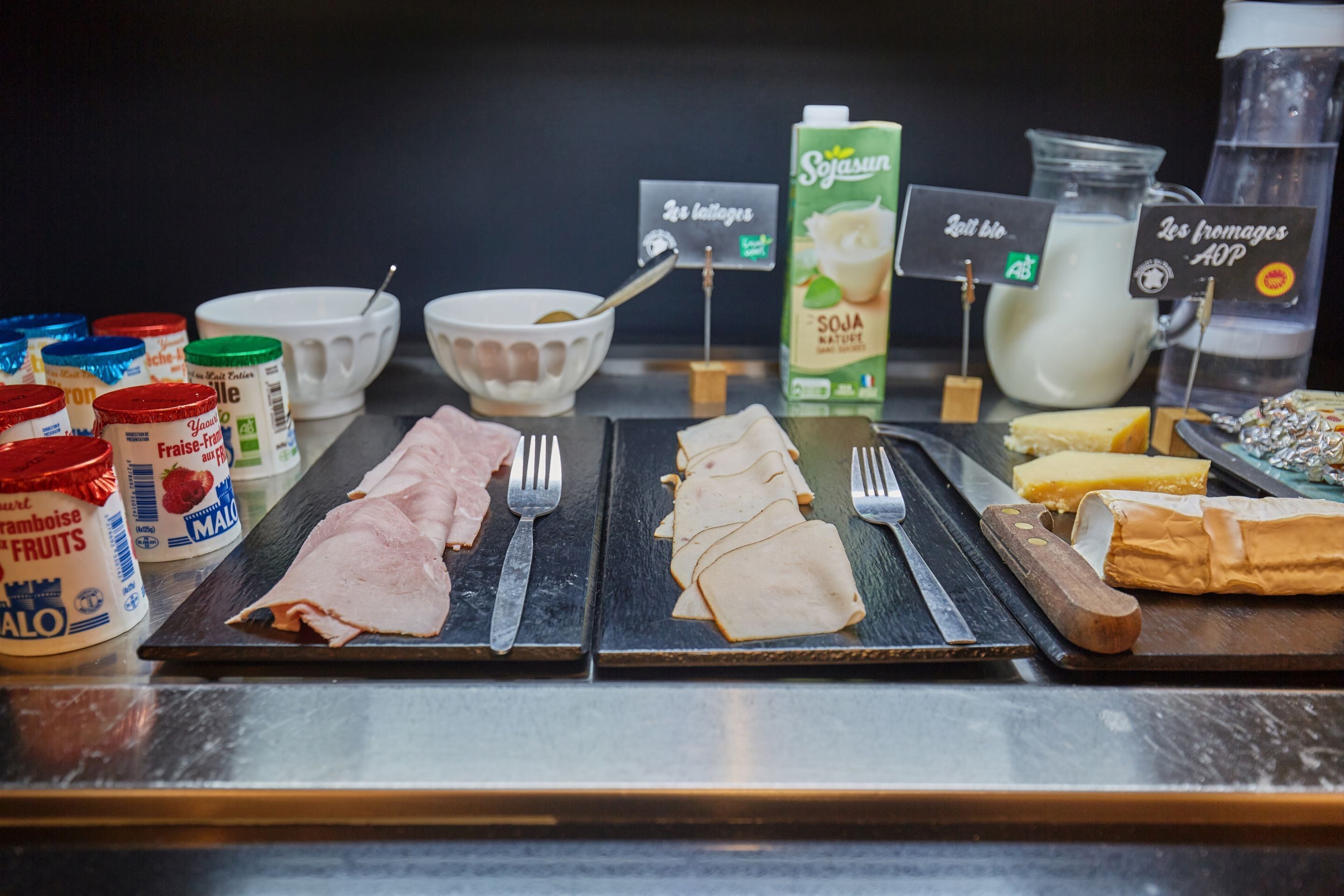 Een ontbijtbuffet met diverse soorten eten en toevoegingen.