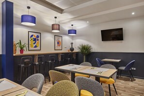 Daily buffet breakfast (EUR 14 per person) - Appart Hotel Odalys City Paris Levallois (Levallois-Perret)