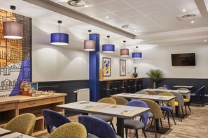 Daily buffet breakfast (EUR 14 per person) - Appart Hotel Odalys City Paris Levallois (Levallois-Perret)