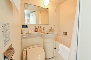 Bañera con ducha, secador de pelo, pantuflas, bidet