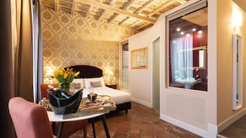Habitación Deluxe, balcón, vista a la ciudad | Sábanas de algodón egipcio, ropa de cama de alta calidad y edredón