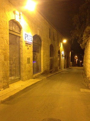 Vista frontal de la propiedad por la tarde o noche