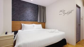 Habitación estándar doble, sin ventanas | Caja fuerte, escritorio, cortinas opacas y wifi gratis