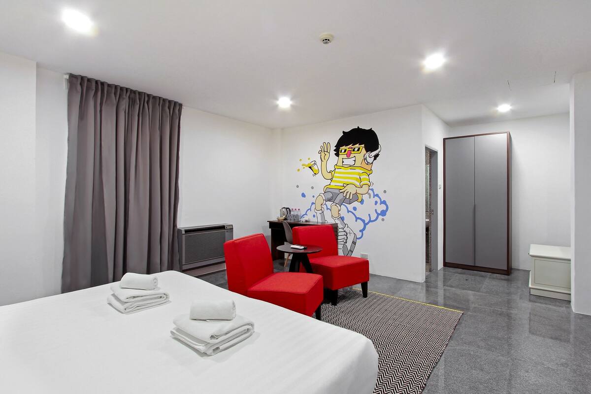 Premier King Room | Safe på rommet, skrivebord, blendingsgardiner og wi-fi (inkludert)