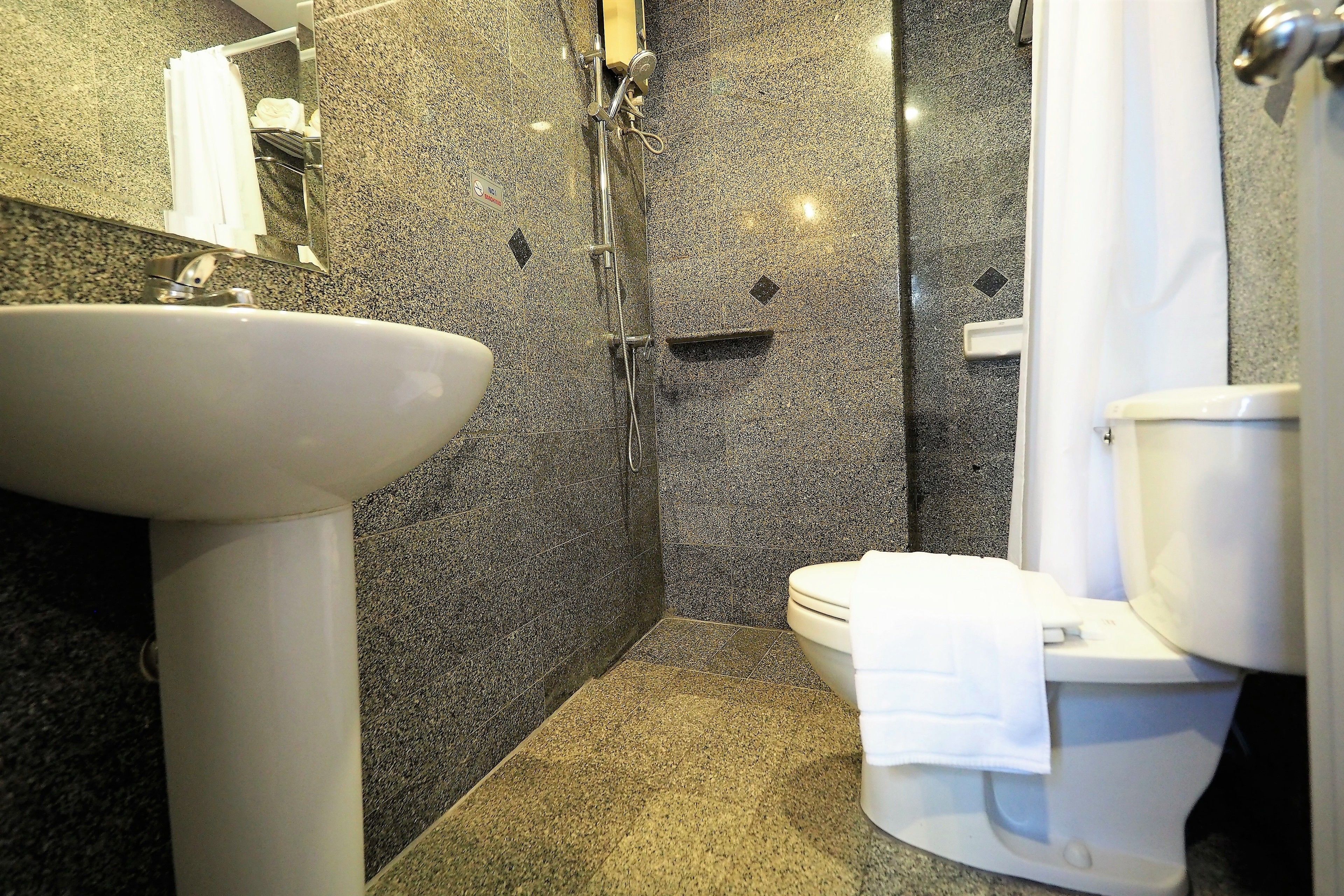 deluxe double or twin room | bathroom | free toiletries, hair dryer, towels