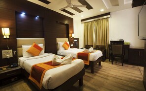 Seprai premium, brankas, meja kerja, dan tempat tidur lipat/tambahan