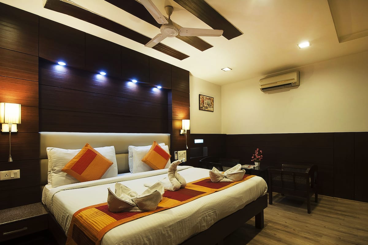 Premium bedding, in-room safe, desk, rollaway beds