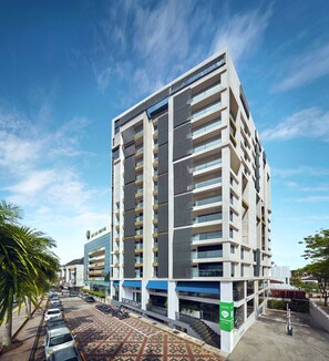 Exterior - Tropics Eight Suites (George Town)