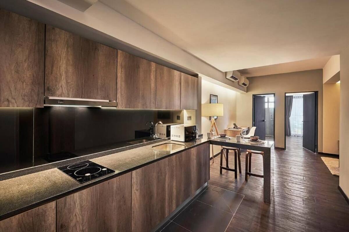 Cocina privada | Refrigerador con congelador, microondas y parrilla de estufa