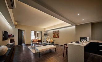 Premier Suite, 2 Katil Bujang (Single) | Peti besi dalam bilik, dilengkapkan perabot secara berasingan, meja 