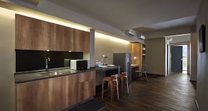 Studio, 1 Queen Bed | Private kitchen