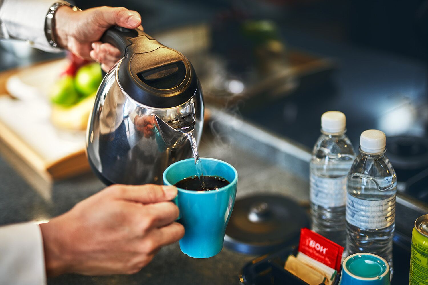 Alguien sirviendo café en una taza.