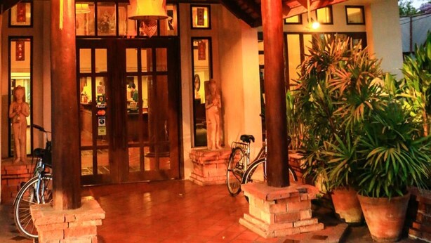 A traditional wooden building with a sign that reads "Isan Resort." - Swankaburi Boutique Hotel (Sawankhalok)
