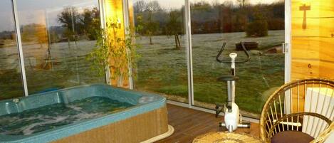 Banyera d'hidromassatge coberta