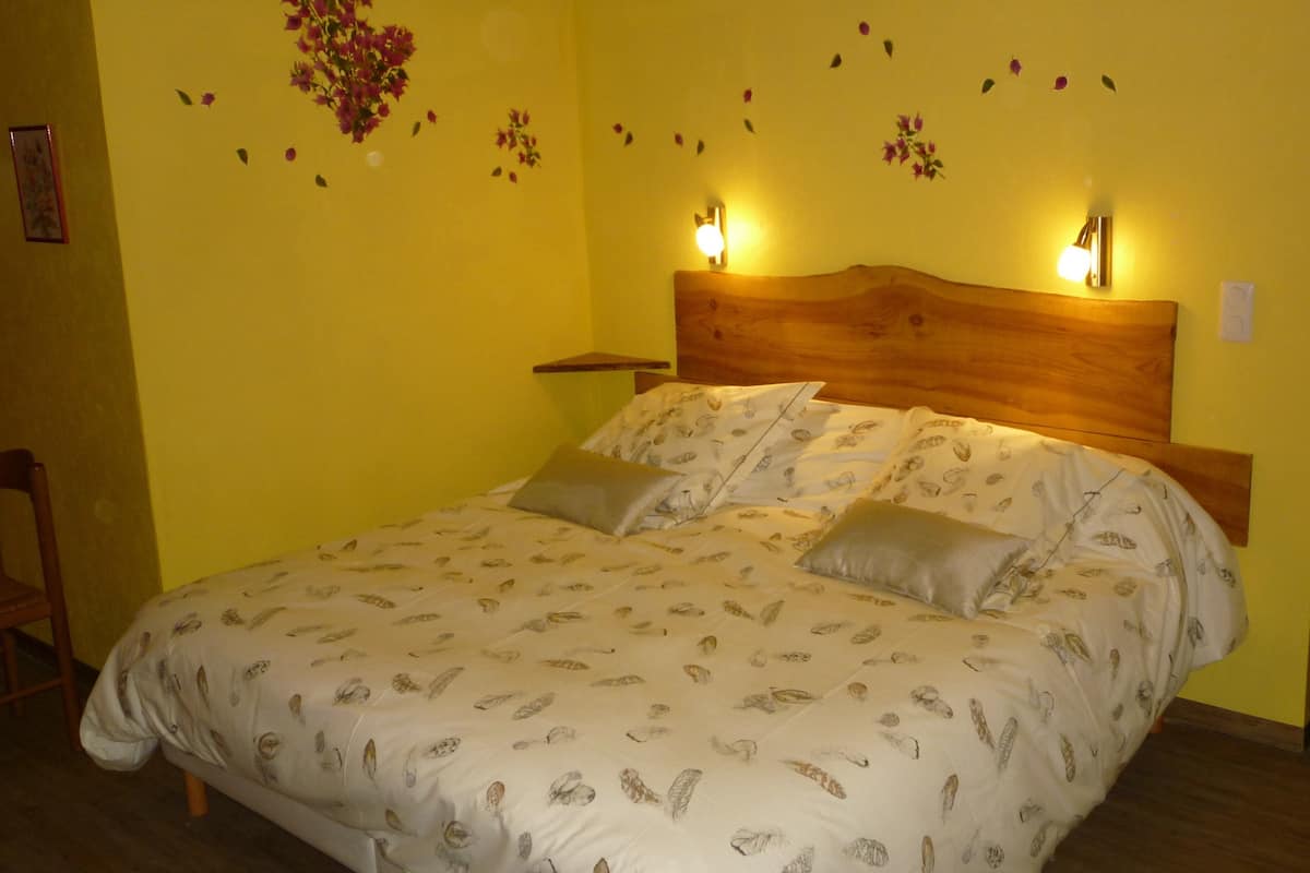 ห้องแฟมิลี่, หลายเตียง, ห้องน้ำส่วนตัว, วิวสวนสาธา  รณะ (Chambre du Pigeonnier ou du Prunier) | เครื่องนอนระดับพรีเมียม, เตียงพร้อมฟูกเสริมที่นอน, ตู้นิรภัยในห้องพัก