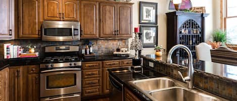Appartamento Deluxe, 3 camere da letto, vista città, lato montagna | Cucina privata | Frigorifero, microonde, macchina per tè/caffè