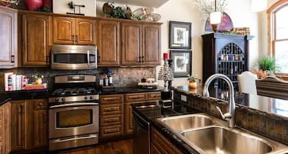 5th Street Penthouse 3 BedroomCondo By Moving Mountains