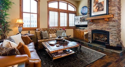 5th Street Penthouse 3 BedroomCondo By Moving Mountains