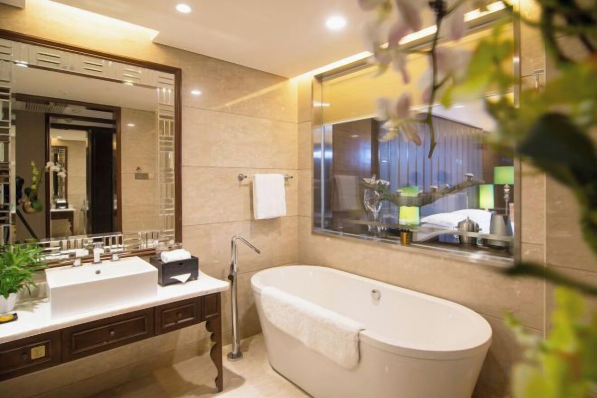 Baño | Bañera y ducha independientes y artículos de higiene personal gratuitos