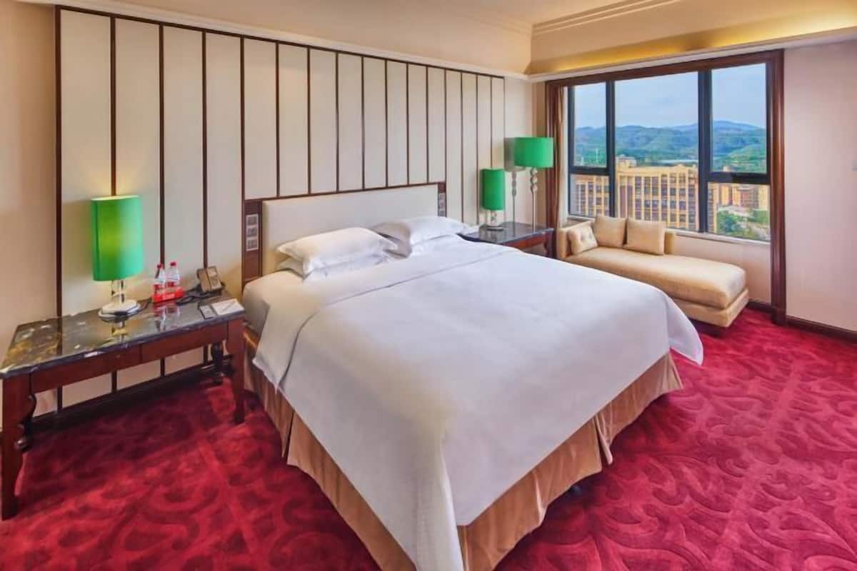 Premium bedding, minibar, in-room safe, desk