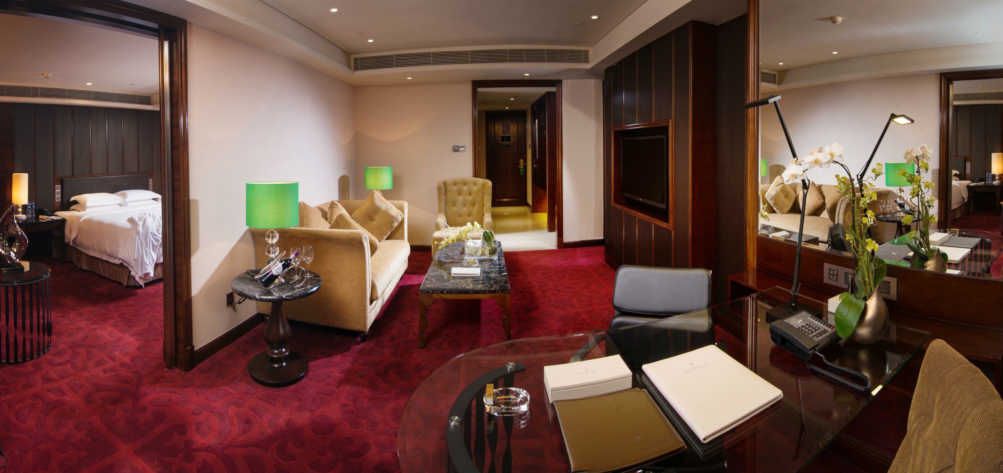 deluxe suite | premium bedding, minibar, in-room safe, desk