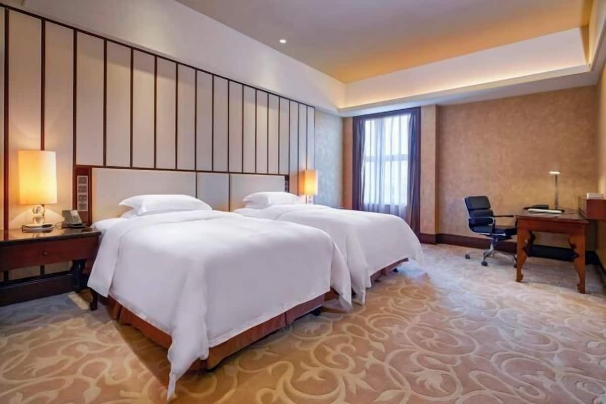 Hochwertige Bettwaren, Minibar, Zimmersafe, Schreibtisch